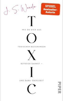 Das Buchcover zeigt einen schlichten, weißen Hintergrund. In der Mitte ist der Titel „TOXIC“ in großen, schwarzen Schriftzügen angeordnet, wobei das „X“ auffällig schräg steht. Oberhalb des Titels steht der Name der Autorin „J. S. Wonda“ in einer verschnörkelten, pinken Schrift, und darunter der Untertitel „wie du dich aus toxischen Beziehungen befreien kannst – und dabei überlebst“ in einer kleineren, schwarzen Schrift. Oben links befindet sich ein rotes Label mit dem Text „SPIEGEL Bestseller-Autorin“. Rechts unten ist das Verlagssymbol „PIPER“ in grauer Schrift.