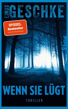 Das Buchcover zeigt einen dichten, düsteren Wald in verschiedenen Blautönen, durch den ein geheimnisvolles Licht strahlt. Im Vordergrund sind hohe, schlanke Baumstämme zu sehen, die Schatten werfen. Der Titel „WENN SIE LÜGT“ steht in großer, auffälliger, blauer Schrift am unteren Rand, darüber ist der Name des Autors „LINUS GESCHKE“ in kleinerer Schrift platziert. In der oberen linken Ecke befindet sich ein rotes, rechteckiges Label mit dem Text „SPIEGEL Bestseller“. Der Cover vermittelt eine spannungsgeladene, mysteriöse Atmosphäre.