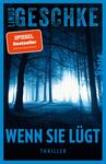 Das Buchcover zeigt einen dichten, düsteren Wald in verschiedenen Blautönen, durch den ein geheimnisvolles Licht strahlt. Im Vordergrund sind hohe, schlanke Baumstämme zu sehen, die Schatten werfen. Der Titel „WENN SIE LÜGT“ steht in großer, auffälliger, blauer Schrift am unteren Rand, darüber ist der Name des Autors „LINUS GESCHKE“ in kleinerer Schrift platziert. In der oberen linken Ecke befindet sich ein rotes, rechteckiges Label mit dem Text „SPIEGEL Bestseller“. Der Cover vermittelt eine spannungsgeladene, mysteriöse Atmosphäre.
