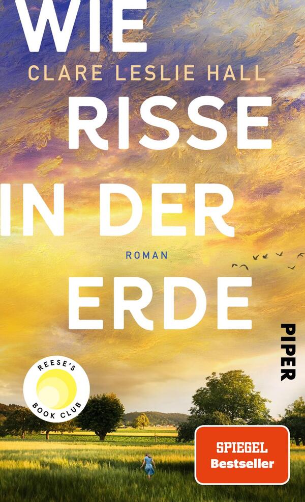Das Buchcover zeigt eine farbenfrohe Landschaft unter einem weiten, blauen Himmel mit sanften Wolken. In der oberen Hälfte des Covers sind die Wörter „WIE RISSE IN DER ERDE“ in großen, weißen Buchstaben angeordnet. Darunter befindet sich der Autorinnenname „CLARE LESLIE HALL“ in kleinerer Schrift. Ein symbolischer Hinweis auf „RESEE'S BOOK CLUB“ wird in einem gelben Kreis angezeigt, während das „SPIEGEL Bestseller“-Logo in einem roten Kästchen am unteren Rand abgebildet ist. Die Gesamtatmosphäre wirkt einladend und nachdenklich.