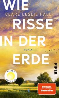 Das Buchcover zeigt eine farbenfrohe Landschaft unter einem weiten, blauen Himmel mit sanften Wolken. In der oberen Hälfte des Covers sind die Wörter „WIE RISSE IN DER ERDE“ in großen, weißen Buchstaben angeordnet. Darunter befindet sich der Autorinnenname „CLARE LESLIE HALL“ in kleinerer Schrift. Ein symbolischer Hinweis auf „RESEE'S BOOK CLUB“ wird in einem gelben Kreis angezeigt, während das „SPIEGEL Bestseller“-Logo in einem roten Kästchen am unteren Rand abgebildet ist. Die Gesamtatmosphäre wirkt einladend und nachdenklich.