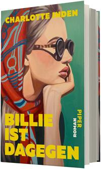 Das Buchcover zeigt eine stilisierte Seitenansicht einer Frau mit dunkler Sonnenbrille, rot gemustertem Kopftuch und nachdenklicher Pose, vor grünem Hintergrund. Oben gelb der Autorname „Charlotte Inden“, unten großflächig in kräftigem Gelb der Titel „Billie ist dagegen“. Rechts vertikal in Weiß aufgelöst das Wort „Roman“. Farben: Grün, Rot, Gelb, Hauttöne. Atmosphäre: retro, nachdenklich, ruhig.