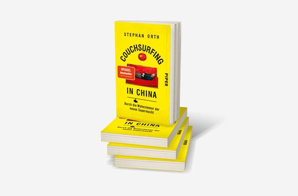 Bücherstapel des Buches „Couchsurfing in China“