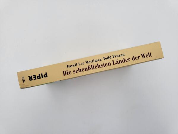 Innenansicht des Buches „Die scheußlichsten Länder der Welt“