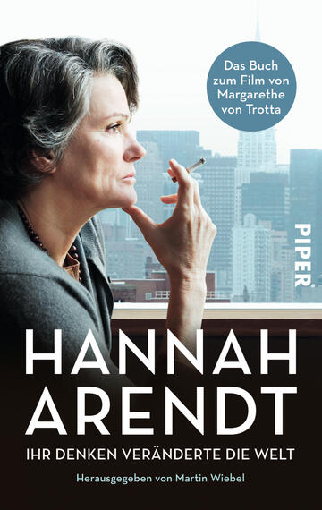 Das Buchcover zeigt eine nachdenkliche Frau mit grauen Haaren, die an einem Fenster sitzt und eine Zigarette raucht. Der Hintergrund zeigt eine Stadtlandschaft mit hohen Gebäuden. Die Farbpalette ist neutral, mit einem Fokus auf Grautönen und einem blauen Akzent für das obere runde Feld. In diesem steht der Text „Das Buch zum Film von Margarethe von Trotta“. Der Titel „HANNAH ARENDT“ ist prominent in großen, weißen Buchstaben platziert, darunter steht in kleinerer Schrift „IHR DENKEN VERÄNDERTE DIE WELT“. Herausgegeben von Martin Wiesel.
