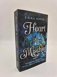 Außenansicht des Buches „Heart of Mischief“