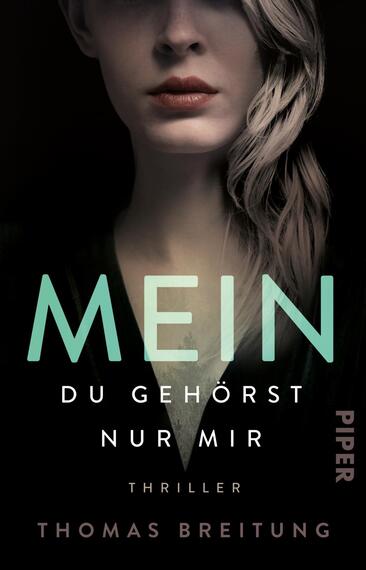Das Buchcover zeigt ein Portrait einer Frau mit langen, hellen Haaren, die auf einem dunklen Hintergrund steht. Ihre ausdrucksvolle Miene vermittelt eine geheimnisvolle Atmosphäre. Der Titel „MEIN“ ist in großen, mintgrünen Buchstaben prominent platziert, während der Untertitel „DU GEHÖRST NUR MIR“ in Weiß darunter steht. Am unteren Rand befindet sich der Hinweis „THRILLER“ in schlichter Schrift. Der Autor name „THOMAS BREITUNG“ ist in einer klaren, weißen Schrift ebenfalls am unteren Rand zu sehen.