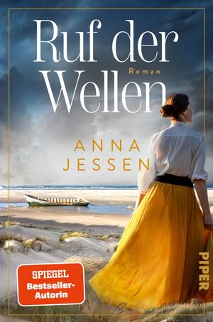 Das Buchcover zeigt eine Frau mit langen, welligen Haaren, die in einem weißen Oberteil und einem langen, goldgelben Rock am Ufer steht, mit dem Blick auf das Meer gerichtet. Im Hintergrund sind dramatische Wolken und ein Boot zu sehen. Der Titel „Ruf der Wellen“ ist in großen, eleganten Buchstaben in Weiß und Gold gehalten, während der Name der Autorin „ANNA JESSEN“ darunter in Gelb erscheint. Ein rotes Feld im unteren linken Bereich trägt den Text „SPIEGEL Bestseller-Autorin“.