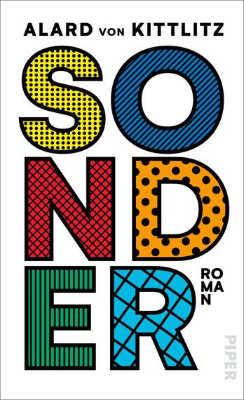 Das Buchcover zeigt den Titel „SONDER“ in großformatiger, bunter Typografie. Die Buchstaben sind in verschiedenen Farben und Mustern gestaltet: Gelb mit Punkten, Blau mit Wellen, Rot mit Karomuster und Schwarz mit Gitter. Der Untertitel „ROMAN“ erscheint klein, in schwarz, unten rechts. Oben steht der Name des Autors „ALARD VON KITTLITZ“ in klarer, schwarzer Schrift. Der minimalistische Hintergrund ist weiß und schafft einen lebendigen, modernen Eindruck.