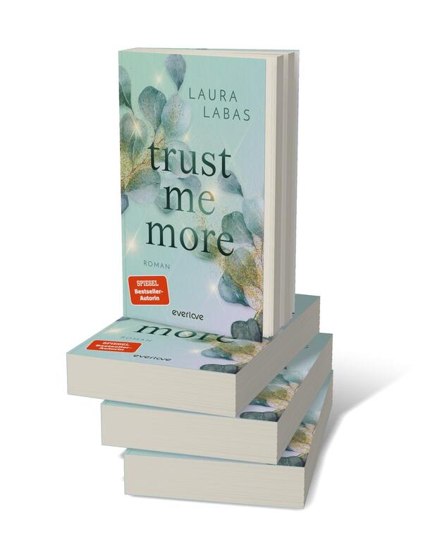 Bücherstapel des Buches „Trust Me More“