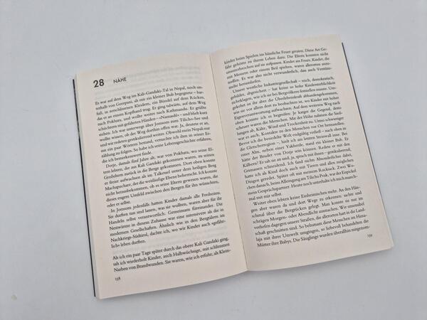 Außenansicht des Buches „Über Leben“