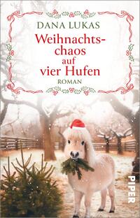 Das Buchcover zeigt einen winterlichen Bauernhof mit schneebedeckten Bäumen im Hintergrund. Im Vordergrund steht ein kleines, weißes Pony, das eine rote Weihnachtsmütze trägt und mit einem kleinen Strauß Tannenzweige dekoriert ist. Der Titel „Weihnachtschaos auf vier Hufen“ ist in verspielter roter Schrift hervorgehoben, während der Autorname „Dana Lukas“ in einer eleganten grünen Schrift darüber steht. Die Atmosphäre vermittelt festliche Stimmung und Freude.
