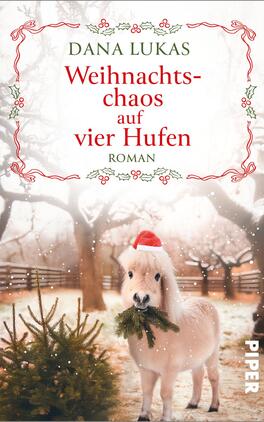 Das Buchcover zeigt einen winterlichen Bauernhof mit schneebedeckten Bäumen im Hintergrund. Im Vordergrund steht ein kleines, weißes Pony, das eine rote Weihnachtsmütze trägt und mit einem kleinen Strauß Tannenzweige dekoriert ist. Der Titel „Weihnachtschaos auf vier Hufen“ ist in verspielter roter Schrift hervorgehoben, während der Autorname „Dana Lukas“ in einer eleganten grünen Schrift darüber steht. Die Atmosphäre vermittelt festliche Stimmung und Freude.