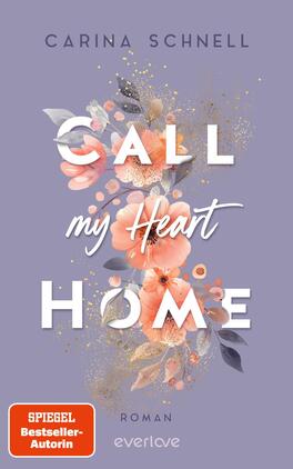 Das Buchcover zeigt einen sanften, lilafarbenen Hintergrund, auf dem eine florale Komposition in zarten Rosa- und Orangetönen platziert ist. Der Titel „CALL my Heart HOME“ ist in großen, weißen Buchstaben gestaltet, wobei „CALL“ und „HOME“ fett hervorgehoben sind. Die Schriftart ist modern und verschnörkelt, um einen emotionalen Eindruck zu vermitteln. Unter dem Titel sind die Worte „Roman“ und der Verweis auf die Autorin Carina Schnell in kleineren, eleganten Schriftzügen angeordnet.