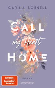 Das Buchcover zeigt einen sanften, lilafarbenen Hintergrund, auf dem eine florale Komposition in zarten Rosa- und Orangetönen platziert ist. Der Titel „CALL my Heart HOME“ ist in großen, weißen Buchstaben gestaltet, wobei „CALL“ und „HOME“ fett hervorgehoben sind. Die Schriftart ist modern und verschnörkelt, um einen emotionalen Eindruck zu vermitteln. Unter dem Titel sind die Worte „Roman“ und der Verweis auf die Autorin Carina Schnell in kleineren, eleganten Schriftzügen angeordnet.