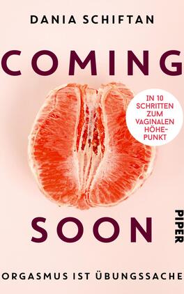 Coming Soon Das Buchcover zeigt eine illustrative Darstellung, die an eine Frucht erinnert, mit einer Öffnung in der Mitte, umgeben von einem hellen, sanften Hintergrund. Die Schriftzüge „COMING SOON“ in großen, dicken, lila Buchstaben dominieren den oberen Bereich. Darunter befindet sich der Untertitel „IN 10 SCHRITTEN ZUM VAGINALEN HÖHEPUNKT“ in einer weißen, runden Blase. Am unteren Rand steht der Autorenname „Dania Schiftan“ und der Verlag „PIPER“ in schwarzer Schrift. Die Gesamtgestaltung vermittelt eine zeitgemäße und ansprechende Atmosphäre.