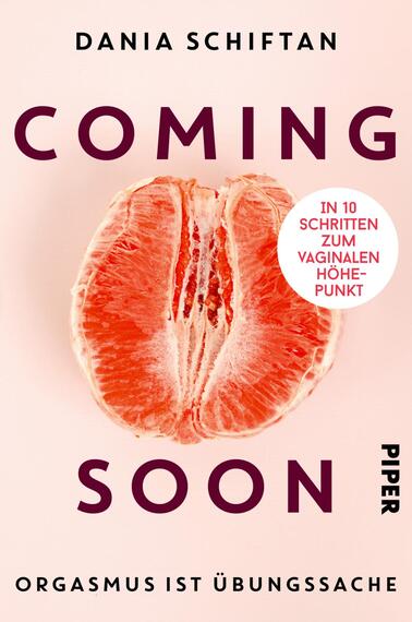 Das Buchcover zeigt eine illustrative Darstellung, die an eine Frucht erinnert, mit einer Öffnung in der Mitte, umgeben von einem hellen, sanften Hintergrund. Die Schriftzüge „COMING SOON“ in großen, dicken, lila Buchstaben dominieren den oberen Bereich. Darunter befindet sich der Untertitel „IN 10 SCHRITTEN ZUM VAGINALEN HÖHEPUNKT“ in einer weißen, runden Blase. Am unteren Rand steht der Autorenname „Dania Schiftan“ und der Verlag „PIPER“ in schwarzer Schrift. Die Gesamtgestaltung vermittelt eine zeitgemäße und ansprechende Atmosphäre.
