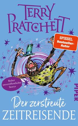 Der zerstreute Zeitreisende Das Buchcover zeigt einen humorvollen, cartoonartigen Charakter mit einem grünen Hut, der fröhlich lächelnd vor einem hellblauen Hintergrund steht. Um ihn herum sind violette und lilafarbene Spiralen sowie funkelnde Sterne, die eine lebendige Atmosphäre schaffen. Oben ist der Autorenname „Terry Pratchett“ in großen, auffälligen Buchstaben platziert. Der Titel „Der zerstreute Zeitreisende“ befindet sich in einer verspielten Schriftart auf der unteren rechten Seite. Ein abgerundeter, lila Sticker zeigt den Text „Bisher unveröffentlichte Storys“.