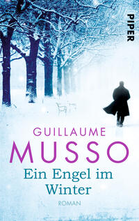 Das Buchcover zeigt eine winterliche Landschaft mit schneebedeckten Bäumen, die in sanften Blau- und Weißtönen gehalten sind. Im Vordergrund ist eine schwarze Silhouette eines Mannes zu sehen, der in einen frostigen Weg geht. Der Titel „Ein Engel im Winter“ ist in großen, eleganten blauen Buchstaben platziert, während der Autorname „Guillaume Musso“ in einer auffälligen, lilafarbenen Schrift darübersteht. Oben in der Ecke befindet sich das Wort „PIPER“ in einer schlicht gehaltenen Schriftart. Die gesamte Atmosphäre wirkt melancholisch und geheimnisvoll.