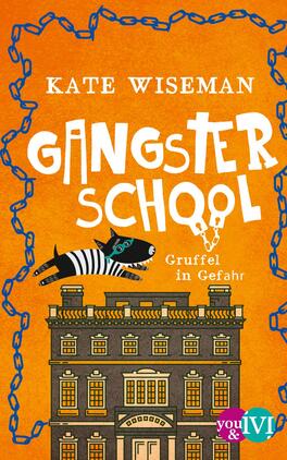 Das Buchcover zeigt einen orangefarbenen Hintergrund, auf dem der Titel „Gangster School“ in großen, weißen Buchstaben mit verspielter Schriftart hervorsticht. Darunter befindet sich der Untertitel „Gruffel in Gefahr“ in kleineren, runden Buchstaben. An der Seite schwebt ein schwarz-gestreiftes Tier, das an einen Hund erinnert, in einer dynamischen Pose. Im unteren Drittel ist ein stilisiertes, mehrstöckiges Gebäude abgebildet, das durch Fenster und Details hervortritt. Oben rechts sind die Namen „Kate Wiseman“ und „you & IVI“ platziert.