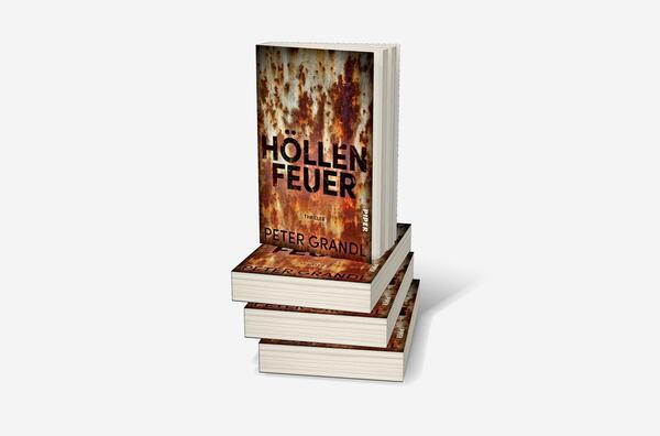 Bücherstapel des Buches „Höllenfeuer“