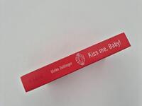 Außenansicht des Buches „Kiss me, Baby!“