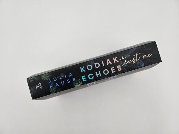 Außenansicht des Buches „Kodiak Echoes – Hide me“