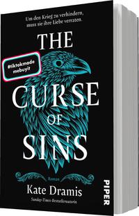 Das Buchcover zeigt einen schwarzen Hintergrund mit einem großen, stilisierten, türkisfarbenen Vogel, der einen geheimnisvollen und eindringlichen Blick hat. Der Titel „THE CURSE OF SINS“ ist in großen, weißen, geschwungenen Buchstaben platziert. Unter dem Titel steht das Wort „Roman“ in kleinerer Schrift, gefolgt vom Namen der Autorin „Kate Dramis“ in etwas größerer Schrift. Oben links befindet sich ein bunter Sticker mit dem Text „#tiktokmade mebuyit“.