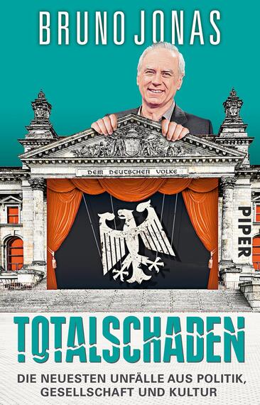 Das Buchcover zeigt einen smiling Bruno Jonas vor einem stilisierten Hintergrund des deutschen Reichstags mit einem roten Vorhang. Der Titel „TOTALSCHADEN“ ist in großen, türkisfarbenen Buchstaben am unteren Rand platziert. Unter dem Titel stehen die Worte „DIE NEUESTEN UNFÄLLE AUS POLITIK, GESELLSCHAFT UND KULTUR“ in kleinerer, schwarzer Schrift. Die Gesamtatmosphäre vermittelt eine sarkastische Anspielung auf gesellschaftliche Themen, unterstützt durch die Farbkombination von Türkis, Rot und Schwarz.