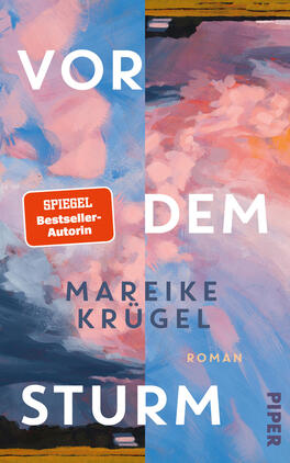 Das Buchcover zeigt eine vertikal geteilte, pastellfarbene Wolkenlandschaft in Blau-, Rosa- und Pfirsichtönen, links dunkler, rechts heller, mit zwei schmalen gelben Streifen oben und unten. Großflächige weiße Titelwörter: „VOR“, „DEM“ und „STURM“ sind verteilt, darunter Name und Verlagstitel in gedecktem Blau bzw. Senfgelb: „MAREIKE KRÜGEL“ und „ROMAN“. Ein roter rechteckiger Button mit weißer Aufschrift „SPIEGEL Bestseller‑Autorin“ befindet sich links.