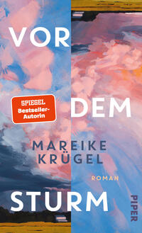 Das Buchcover zeigt eine vertikal geteilte, pastellfarbene Wolkenlandschaft in Blau-, Rosa- und Pfirsichtönen, links dunkler, rechts heller, mit zwei schmalen gelben Streifen oben und unten. Großflächige weiße Titelwörter: „VOR“, „DEM“ und „STURM“ sind verteilt, darunter Name und Verlagstitel in gedecktem Blau bzw. Senfgelb: „MAREIKE KRÜGEL“ und „ROMAN“. Ein roter rechteckiger Button mit weißer Aufschrift „SPIEGEL Bestseller‑Autorin“ befindet sich links.