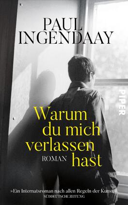 Das Buchcover zeigt einen jungen Mann, der in einem melancholischen Moment am Fenster steht. Die Schwarz-Weiß-Ästhetik vermittelt eine düstere Atmosphäre. Der Titel „Warum du mich verlassen hast“ ist in auffälligem, gelbem Schriftzug gestaltet, während der Autorname „Paul Ingendaay“ in eleganten schwarzen Buchstaben oben platziert ist. Am unteren Rand befindet sich der Hinweis „Roman“ in kleinerer Schrift. Die Gesamtkomposition wirkt introspektiv und emotional.