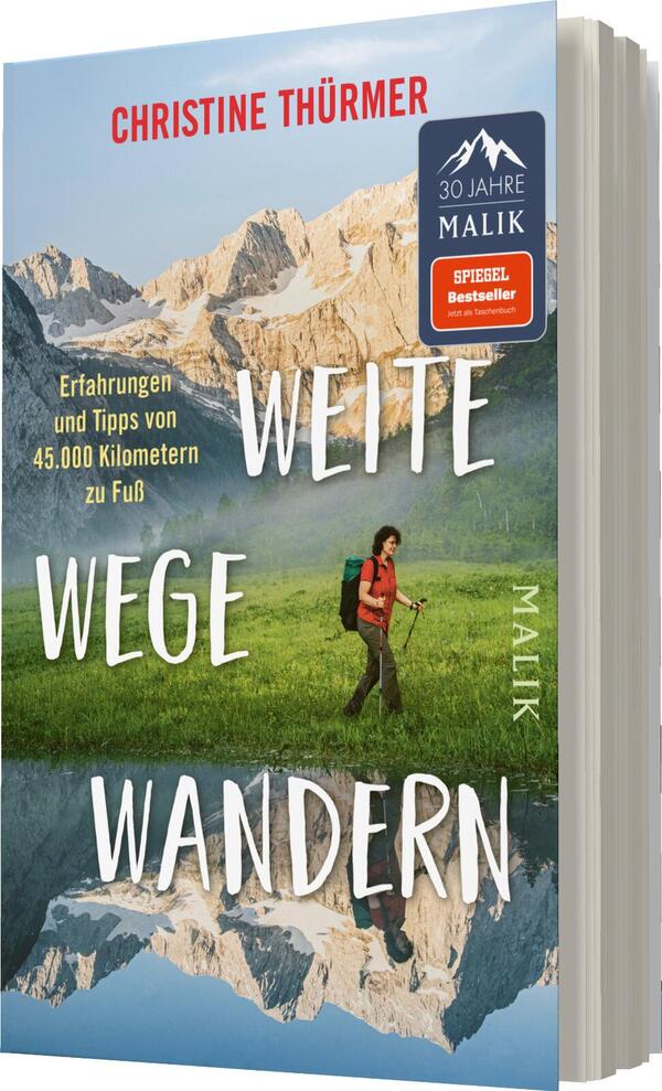 Das Buchcover zeigt eine bergige Landschaft mit einer Wanderin, die mit einem Rucksack auf einer grünen Wiese steht. Im Hintergrund sind majestätische, schneebedeckte Gipfel zu sehen. Der Titel „WEITE WEGE WANDERN“ ist in großen, weißen Buchstaben auf dem Cover gestaltet, während der Untertitel „Erfahrungen und Tipps von 45.000 Kilometern zu Fuß“ in einem kleineren Schriftgrad abgedruckt ist. Oben steht der Name der Autorin „CHRISTINE THÜRMER“ in roter Schrift. Ein blauer Button mit dem Text „30 JAHRE MALIK“ und dem Hinweis „SPIEGEL Bestseller“ ist in der oberen rechten Ecke platziert.