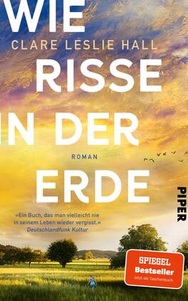 Das Buchcover zeigt einen weiten Sonnenuntergangshimmel in Gelb-, Orange- und Lilatönen über grünen Feldern mit vereinzelten Bäumen und einer kleinen Person im Vordergrund. Der Titel „WIE RISSE IN DER ERDE“ steht groß in weißen Großbuchstaben, darüber Autorennamen „Clare Leslie Hall“ in kleinerem Weiß, darunter das Wort „Roman“. Im rechten unteren Bereich ein roter Aufkleber mit der Aufschrift „SPIEGEL Bestseller – Jetzt als Taschenbuch“.