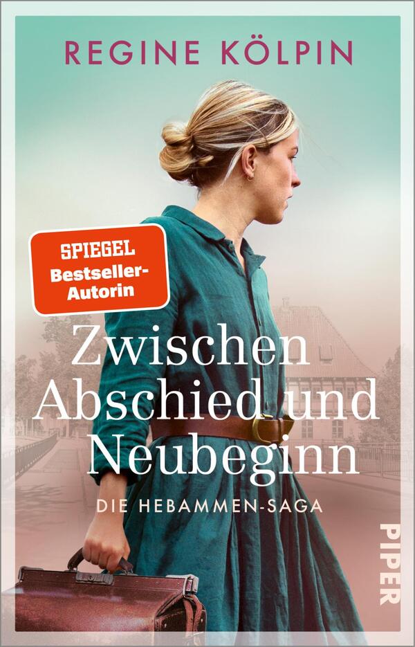 Das Buchcover zeigt eine frau mit blonden Haaren, die in einem grünen Kleid mit Gürtel zur Seite blickt. Der Hintergrund zeigt eine verschwommene städtische Landschaft, die eine nostalgische Atmosphäre vermittelt. Der Titel „Zwischen Abschied und Neubeginn“ ist in großen, weißen Buchstaben platziert, während darunter „DIE HEBAMMEN-SAGA“ in kleinerer Schrift erscheint. In der oberen linken Ecke befindet sich ein Quadrat mit dem Text „SPIEGEL-Bestseller-Autorin“. Das Cover hat sanfte Farbnuancen in Blau und Rosa.