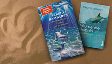 Zwei Bücher liegen nebeneinander auf Sand. Titel: 'Der träumende Delphin'
