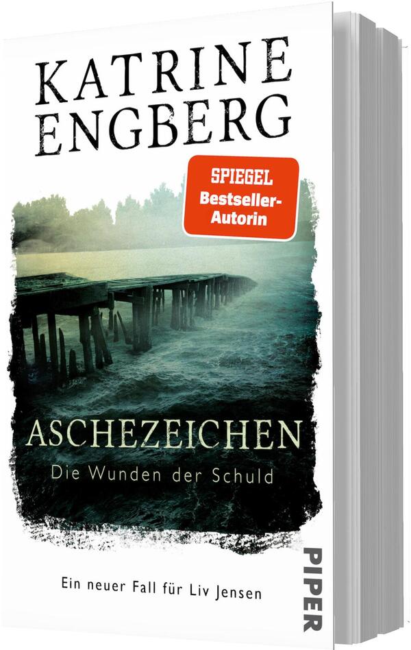 Das Buchcover zeigt oben den Autorennamen Katrine Engberg in großen, serifenbetonten Großbuchstaben; das zentrale Bild einen nebligen, verwitterten Steg, der in dunkles, grünlich-blaues, aufgewühltes Wasser führt, mit rauen, unregelmäßigen Bildrändern. Der Titel „ASCHEZEICHEN“ steht groß und hell über dem unteren Bildbereich, darunter der Untertitel „Die Wunden der Schuld“; rechts oben ein oranger Button mit der Aufschrift „SPIEGEL Bestseller-Autorin“; Atmosphäre düster und bedrohlich.