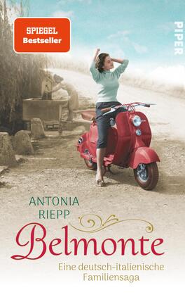 Das Buchcover zeigt eine Frau in einem hellblauen Oberteil und dunkelblauen Hosen, die auf einer roten Vespa sitzt und nachdenklich einen Arm in die Höhe hebt. Der Hintergrund zeigt eine malerische, staubige Straße, flankiert von Bäumen und alten Mauern. Oben links befindet sich ein rotes Feld mit der Aufschrift „SPIEGEL Bestseller“. Der Titel „Belmonte“ ist in geschwungener Schrift in Gold gehalten, gefolgt von „Eine deutsch-italienische Familiensaga“ in einer klaren, weißen Schrift.