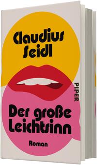 Das Buchcover zeigt zwei übereinanderliegende, große Kreise in Gelb (oben) und Pink (unten) vor hellem Hintergrund; in der Mitte ein stilisiertes rotes, geöffnetes Mundmotiv mit sichtbaren weißen Zähnen. Oben im gelben Kreis Name des Autors „Claudius Seidl“ in fetter, abgerundeter schwarzer Schrift, unten im pinken Kreis Titel „Der große Leichtsinn“ sowie das Wort „Roman“ in gleicher Typografie. Rechtsrand zeigt senkrecht den Schriftzug „PIPER“. Atmosphäre: poppig, retro.