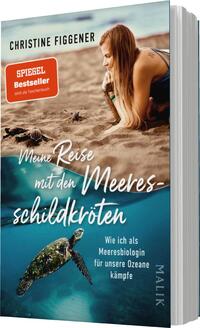 Das Buchcover zeigt eine Frau mit langen, braunen Haaren, die auf einem Strand sitzt und auf eine kleine Meeresschildkröte schaut. Der Hintergrund ist zunächst in einem goldenen Sandton gehalten, der in ein sanftes Blau des Wassers übergeht. Oben links ist ein rotes Banner zu sehen mit der Aufschrift „SPIEGEL Bestseller – Jetzt als Taschenbuch“. Der Titel „Meine Reise mit den Meeresschildkröten“ ist in dynamischer, weißer Schrift auf hellblauem Hintergrund gesetzt, während der Untertitel in eleganter, kleinerer Schrift in Weiß darübersteht. Das Cover vermittelt eine Atmosphäre von Abenteuer und Naturschutz.