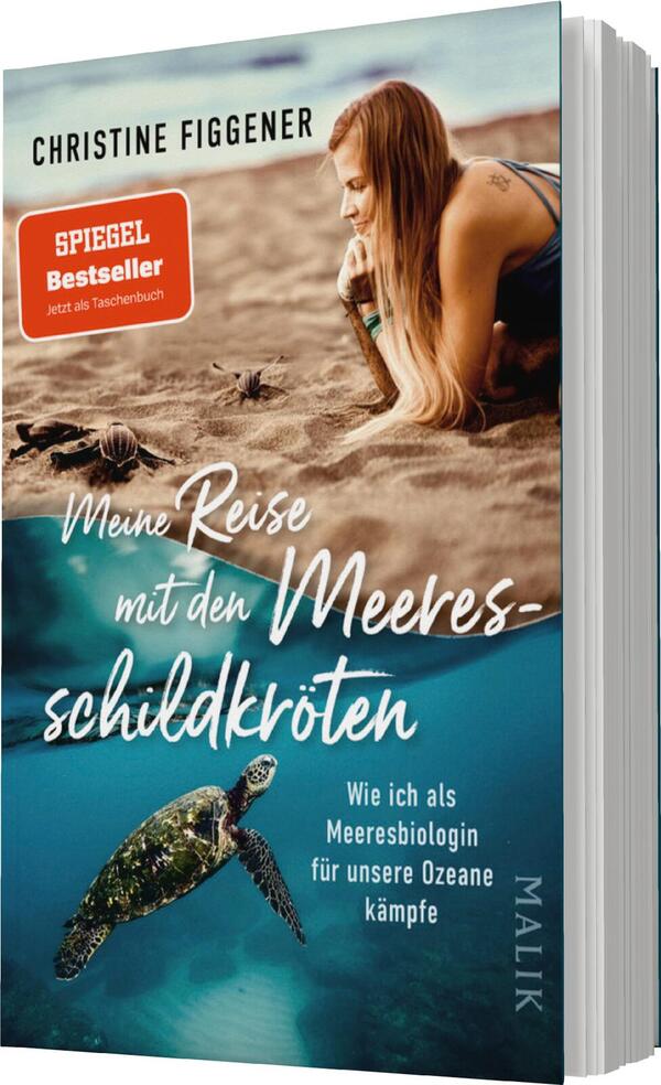 Das Buchcover zeigt eine Frau mit langen, braunen Haaren, die auf einem Strand sitzt und auf eine kleine Meeresschildkröte schaut. Der Hintergrund ist zunächst in einem goldenen Sandton gehalten, der in ein sanftes Blau des Wassers übergeht. Oben links ist ein rotes Banner zu sehen mit der Aufschrift „SPIEGEL Bestseller – Jetzt als Taschenbuch“. Der Titel „Meine Reise mit den Meeresschildkröten“ ist in dynamischer, weißer Schrift auf hellblauem Hintergrund gesetzt, während der Untertitel in eleganter, kleinerer Schrift in Weiß darübersteht. Das Cover vermittelt eine Atmosphäre von Abenteuer und Naturschutz.