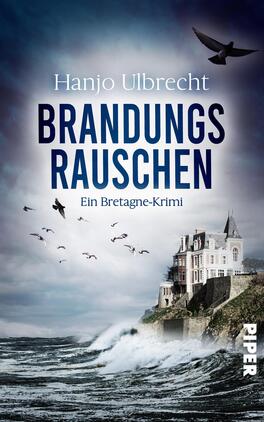 Das Buchcover zeigt eine dramatische Küstenlandschaft mit einem hohen, weißen Gebäude, das auf einer Klippe thront. Die Farben sind überwiegend in kühlen Blau- und Grautönen gehalten, was eine stürmische Atmosphäre vermittelt. Im Vordergrund sind Wellen zu sehen, die gegen die Felsen branden. Am Himmel fliegen mehrere Vögel, während dunkle Wolken für eine ominöse Stimmung sorgen. Der Titel „BRANDUNGSRAUSCHEN“ ist groß und ausdrucksstark in Weiß geschrieben, darunter steht der Untertitel „Ein Bretagne-Krimi“ in kleinerer Schrift. Der Name des Autors, „Hanjo Ulbrecht“, ist ebenfalls prominent platziert.