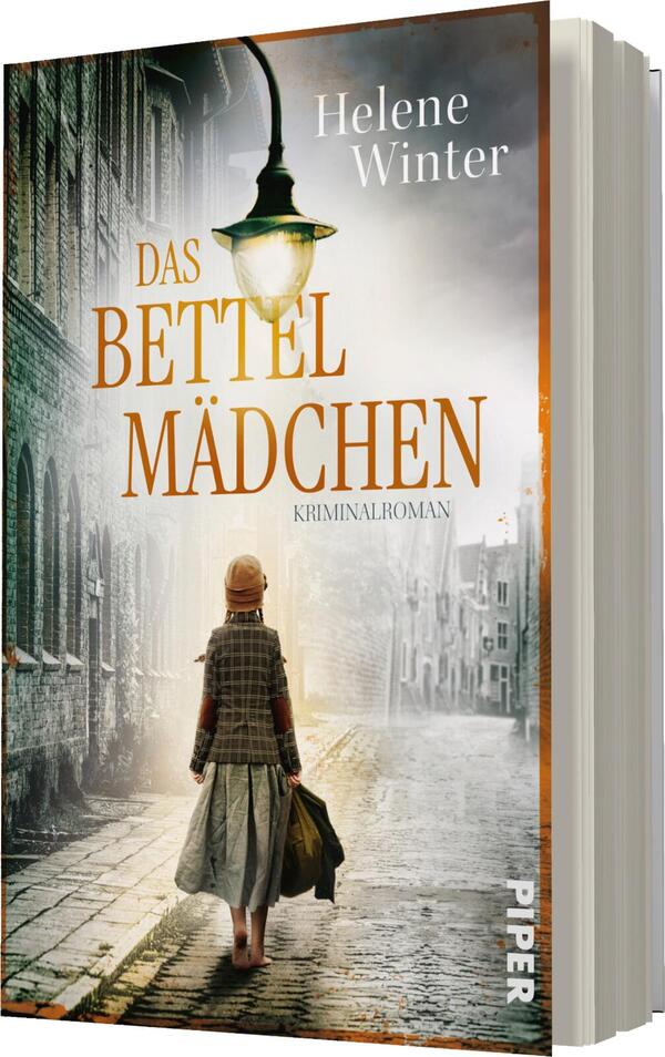 Das Buchcover zeigt ein historisches Stadtbild mit verwitterten Gebäuden und einer tiefen Perspektive auf eine lange Straße. Im Vordergrund steht ein kleines Mädchen, das einen grauen Mantel und einen Hut trägt. Über ihr hängt eine nostalgische Straßenlaterne, die ein warmes Licht ausstrahlt. Der Titel „DAS BETTELMÄDCHEN“ ist in großen, orangefarbenen Buchstaben geschrieben und hebt sich vom sanften Grau des Hintergrunds ab. Darunter steht der Zusatz „Kriminalroman“ in kleinerer Schrift.