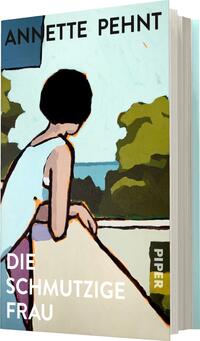 Das Buchcover zeigt eine stilisierte, farbenfrohe Illustration einer Frau, die an einem Geländer steht und in die Ferne blickt. Die Frau hat kurze, dunkle Haare und trägt ein ärmelloses, leicht lockeres Oberteil. Im Hintergrund sind grüne Bäume und ein blauer Himmel erkennbar, was eine entspannte Atmosphäre schafft. Oben steht in klarer Schrift „ANNETTE PEHNT“, während der Titel „DIE SCHMUTZIGE FRAU“ in großer, auffälliger Schrift am unteren Rand platziert ist. Der Verlag ist als „PIPER“ am rechten Rand zu sehen.