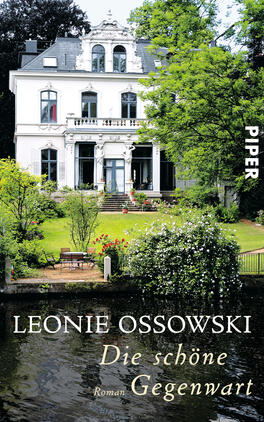 Das Buchcover zeigt eine elegante Villa mit weißer Fassade, umgeben von üppigem Grün und einem gepflegten Garten. Im Vordergrund befindet sich ein ruhiger Wasserlauf, der die idyllische Atmosphäre verstärkt. Der Titel „Die schöne Gegenwart“ und der Name der Autorin „Leonie Ossowski“ sind in einer klaren, eleganten Typografie in Schwarz und Weiß gehalten. Das Verlagslogo „Piper“ ist in der oberen rechten Ecke platziert, und die gesamte Gestaltung vermittelt einen harmonischen und eindrucksvollen Eindruck.