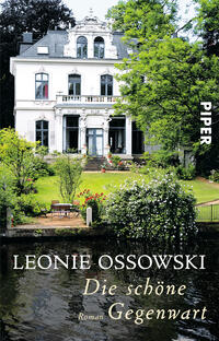 Das Buchcover zeigt eine elegante Villa mit weißer Fassade, umgeben von üppigem Grün und einem gepflegten Garten. Im Vordergrund befindet sich ein ruhiger Wasserlauf, der die idyllische Atmosphäre verstärkt. Der Titel „Die schöne Gegenwart“ und der Name der Autorin „Leonie Ossowski“ sind in einer klaren, eleganten Typografie in Schwarz und Weiß gehalten. Das Verlagslogo „Piper“ ist in der oberen rechten Ecke platziert, und die gesamte Gestaltung vermittelt einen harmonischen und eindrucksvollen Eindruck.