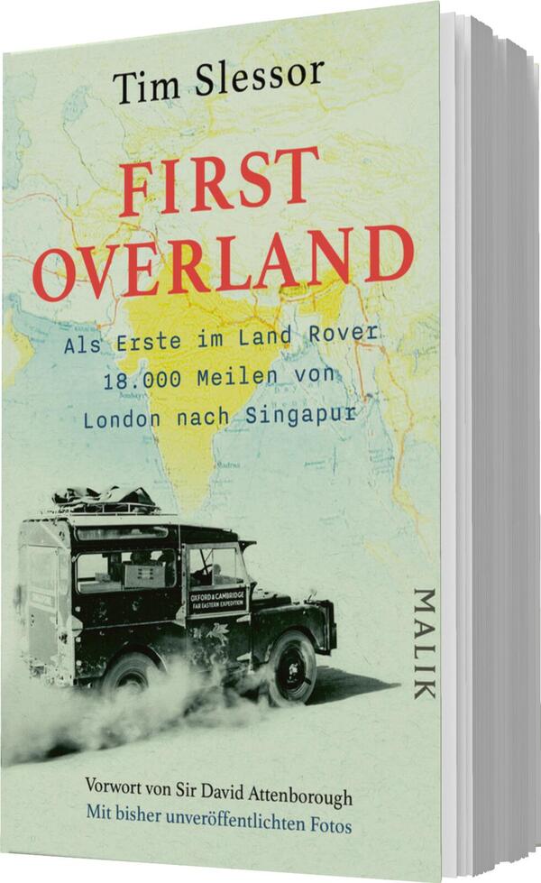 Das Buchcover zeigt eine grafische Darstellung einer Landkarte in sanften Gelbtönen, die den Schriftzug „FIRST OVERLAND“ in großen, rot hervorgehobenen Buchstaben ergänzt. Darunter steht der Titel „Als Erster im Land Rover 18.000 Meilen von London nach Singapur“ in einer schlichten Schrift. Im unteren Bereich ist ein schwarzer Land Rover abgebildet, der im Vordergrund eine staubige Straße befahren scheint. Der Verlag „MALIK“ ist in kleinerer Schrift angeführt. Am oberen Rand findet sich der Name des Autors, Tim Slessor, zusammen mit dem Hinweis auf das Vorwort von Sir David Attenborough.