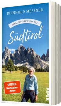 Das Buchcover zeigt eine malerische Landschaft mit majestätischen Bergen im Hintergrund. Im Vordergrund steht ein älterer Mann mit grauen Haaren, der freundlich in die Kamera lächelt. Der Himmel ist klar und blau. Der Titel „Gebrauchsanweisung für Südtirol“ ist in verspielter, weiße Schrift hervorgehoben und über dem Titel verläuft ein geschwungener Bogen. Oben ist der Autorennamen „Reinhold Messner“ in klaren, oberen Buchstaben platziert. Ein rotes Kästchen mit dem Text „SPIEGEL-Bestseller-Autor“ befindet sich am unteren Rand des Covers.