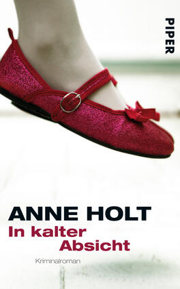 Das Buchcover zeigt einen Fokus auf einen roten Ballerina-Schuh, der leicht über dem Boden schwebt. Der Schuh ist glitzernd und hat eine kleine Schleife. Im Hintergrund sind unscharfe, helle Flächen zu erkennen, die eine ruhige Atmosphäre vermitteln. Oben rechts steht der Name der Autorin „ANNE HOLT“ in großen, schwarzen Buchstaben, während der Titel „In kalter Absicht“ darunter ebenfalls in Schwarz, jedoch kleiner und in serifenloser Schrift hervorgehoben ist. Unten links ist die Bezeichnung „Kriminalroman“ in einem schmalen Schriftstil abgedruckt.
