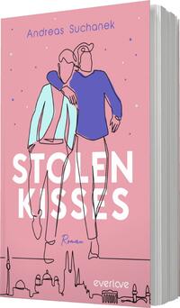 Das Buchcover zeigt eine minimalistische, skizzierte Darstellung von zwei Personen, die eng nebeneinander stehen. Die Figuren sind in sanften Farben gehalten, wobei die linke Figur eine hellblaue Jacke und die rechte einen blauen Pullover trägt. Im Hintergrund ist ein zartes Pink zu sehen, das eine warme Atmosphäre vermittelt. Der Titel „STOLEN KISSES“ ist groß und auffällig in Weiß platziert, während der Zusatz „Roman“ in einer kleineren Schrift darunter steht. Oben befindet sich der Name des Autors „Andreas Suchanek“.